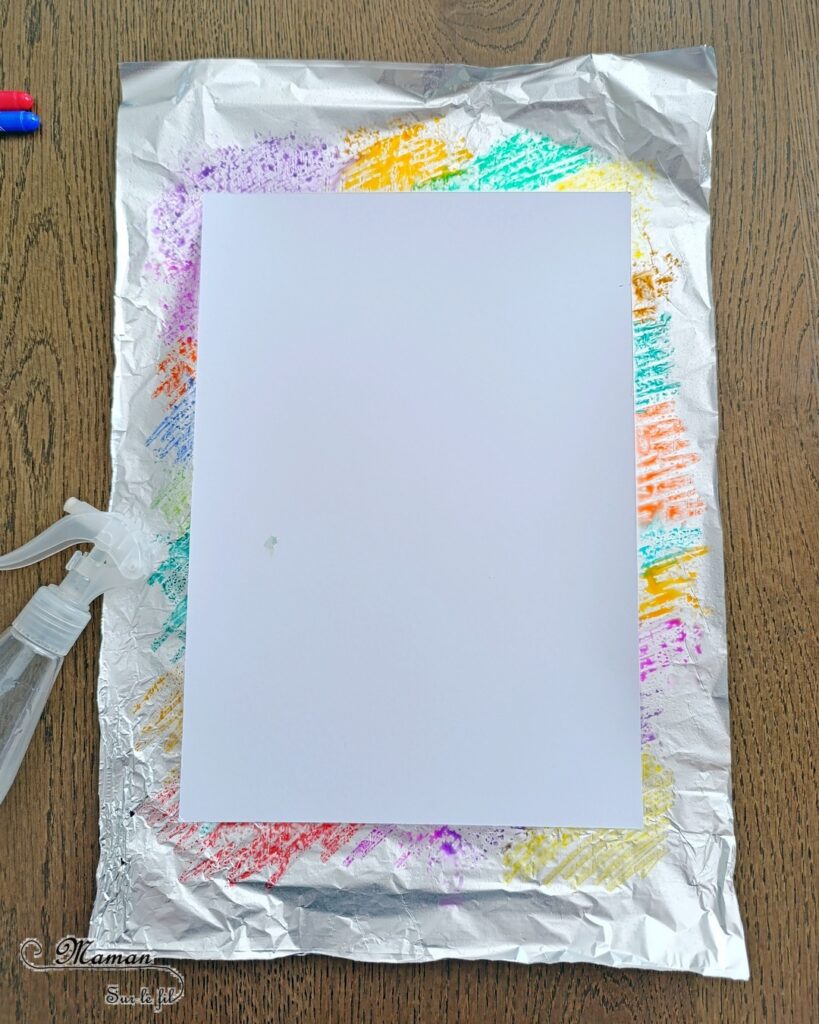Créer des poissons multicolores au papier aluminium et feutres : activité créative, peinture et manuelle enfants - Fond bleu avec la technique de l'encre et du gros sel - Pour les poissons colorés, technique des feutres, du papier aluminium et de l'eau - Découpage, collage, cercle, coeurs - Gommettes Yeux - Thème poissons, animaux marins, mer, océans, été, 1er avril - Bricolage et décoration sympa et facile - Arts visuels maternelle et élémentaire - Cycles 1 et 2 - Créativité - tutoriel photos - mslf