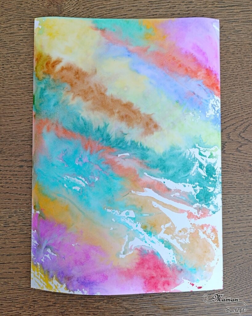 Créer des poissons multicolores au papier aluminium et feutres : activité créative, peinture et manuelle enfants - Fond bleu avec la technique de l'encre et du gros sel - Pour les poissons colorés, technique des feutres, du papier aluminium et de l'eau - Découpage, collage, cercle, coeurs - Gommettes Yeux - Thème poissons, animaux marins, mer, océans, été, 1er avril - Bricolage et décoration sympa et facile - Arts visuels maternelle et élémentaire - Cycles 1 et 2 - Créativité - tutoriel photos - mslf