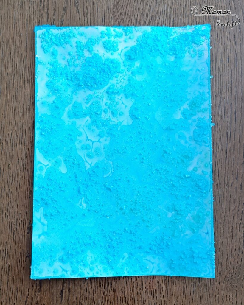 Créer des poissons multicolores au papier aluminium et feutres : activité créative, peinture et manuelle enfants - Fond bleu avec la technique de l'encre et du gros sel - Pour les poissons colorés, technique des feutres, du papier aluminium et de l'eau - Découpage, collage, cercle, coeurs - Gommettes Yeux - Thème poissons, animaux marins, mer, océans, été, 1er avril - Bricolage et décoration sympa et facile - Arts visuels maternelle et élémentaire - Cycles 1 et 2 - Créativité - tutoriel photos - mslf