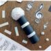 Fabriquer un micro en récup' : activité créative, récup et manuelle enfants - Recyclage, surcyclage d'un rouleau de papier toilette en carton (rouleau de PQ) - Bricolage rapide pour la fête de la musique - Découpage et collage de papier - Mouchoirs, essuie-tout, papier alu - Thème Fête de la musique, chant - Bricolage et décoration sympa et facile - Arts visuels maternelle et élémentaire - Cycles 1 et 2 - Créativité - tutoriel photos - mslf