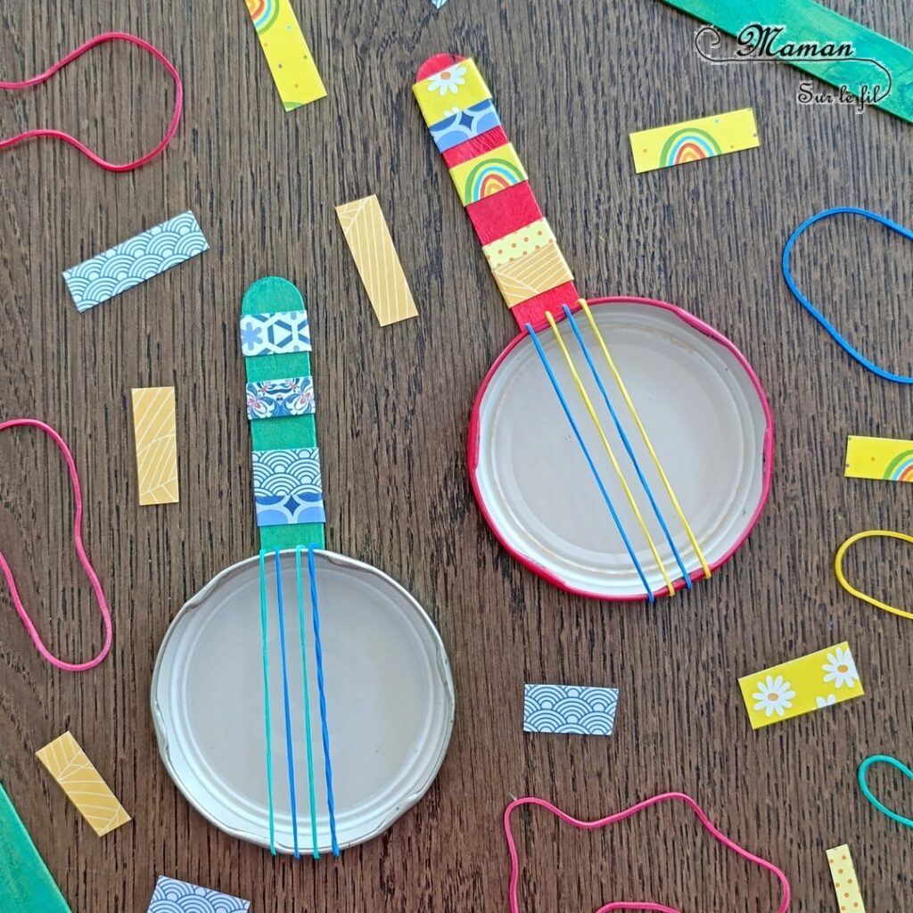 Fabriquer des mini banjos colorés en récup' : activité créative, récup et manuelle enfants - Recyclage, surcyclage de bouchons métalliques, d'élastiques et de bâtonnets en bois colorés - Bricolage rapide pour la fête de la musique - Découpage et collage de papier à motifs - Instruments de musique DIY, fait maison - Thème Fête de la musique - Bricolage et décoration sympa et facile - Arts visuels maternelle et élémentaire - Cycles 1 et 2 - Créativité - tutoriel photos - mslf