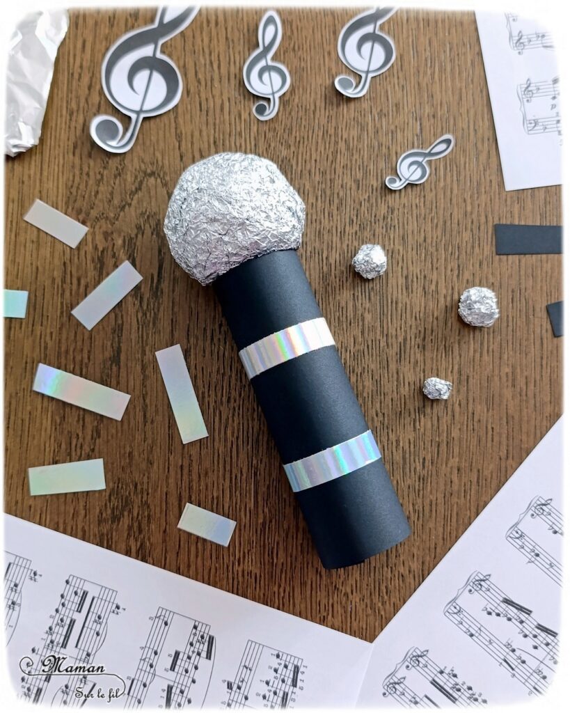 Fabriquer un micro en récup' : activité créative, récup et manuelle enfants - Recyclage, surcyclage d'un rouleau de papier toilette en carton (rouleau de PQ) - Bricolage rapide pour la fête de la musique - Découpage et collage de papier - Mouchoirs, essuie-tout, papier alu - Thème Fête de la musique, chant - Bricolage et décoration sympa et facile - Arts visuels maternelle et élémentaire - Cycles 1 et 2 - Créativité - tutoriel photos - mslf