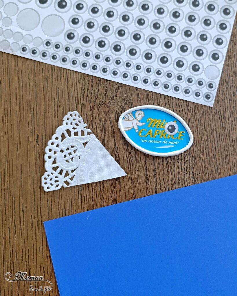 Créer des poissons en récup' de boites à fromage de type Caprice des dieux : activité créative, récup' et manuelle enfants - Recyclage et surcyclage de boites de fromage Caprice des dieux version Mini - Queue et nageoire des poissons avec des napperons - Coeurs et amour -Découpage et collage - Bricolage facile et rigolo - Gommettes Yeux - Thème poissons, animaux marins, mer, océans, été, 1er avril, amour, saint-valentin - Bricolage et décoration sympa et facile - Arts visuels maternelle et élémentaire - Cycles 1 et 2 - Créativité - tutoriel photos - mslf