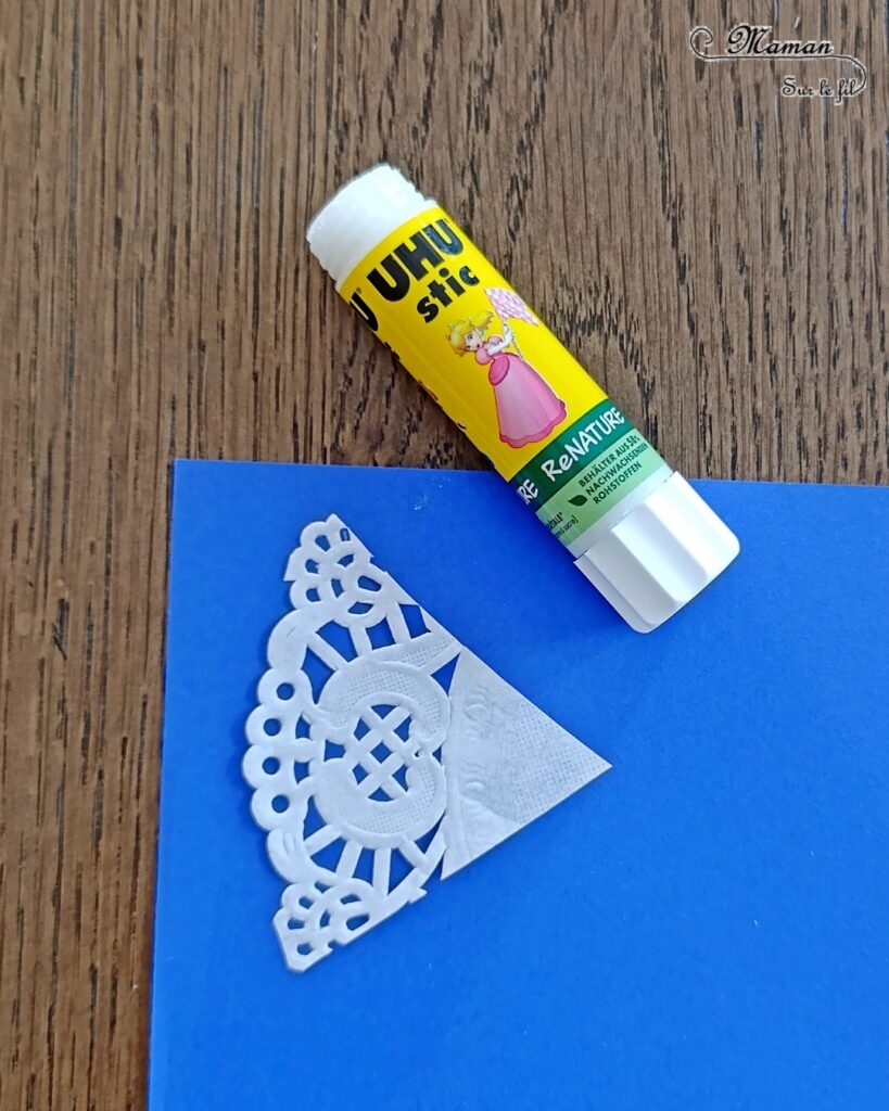 Créer des poissons en récup' de boites à fromage de type Caprice des dieux : activité créative, récup' et manuelle enfants - Recyclage et surcyclage de boites de fromage Caprice des dieux version Mini - Queue et nageoire des poissons avec des napperons - Coeurs et amour -Découpage et collage - Bricolage facile et rigolo - Gommettes Yeux - Thème poissons, animaux marins, mer, océans, été, 1er avril, amour, saint-valentin - Bricolage et décoration sympa et facile - Arts visuels maternelle et élémentaire - Cycles 1 et 2 - Créativité - tutoriel photos - mslf