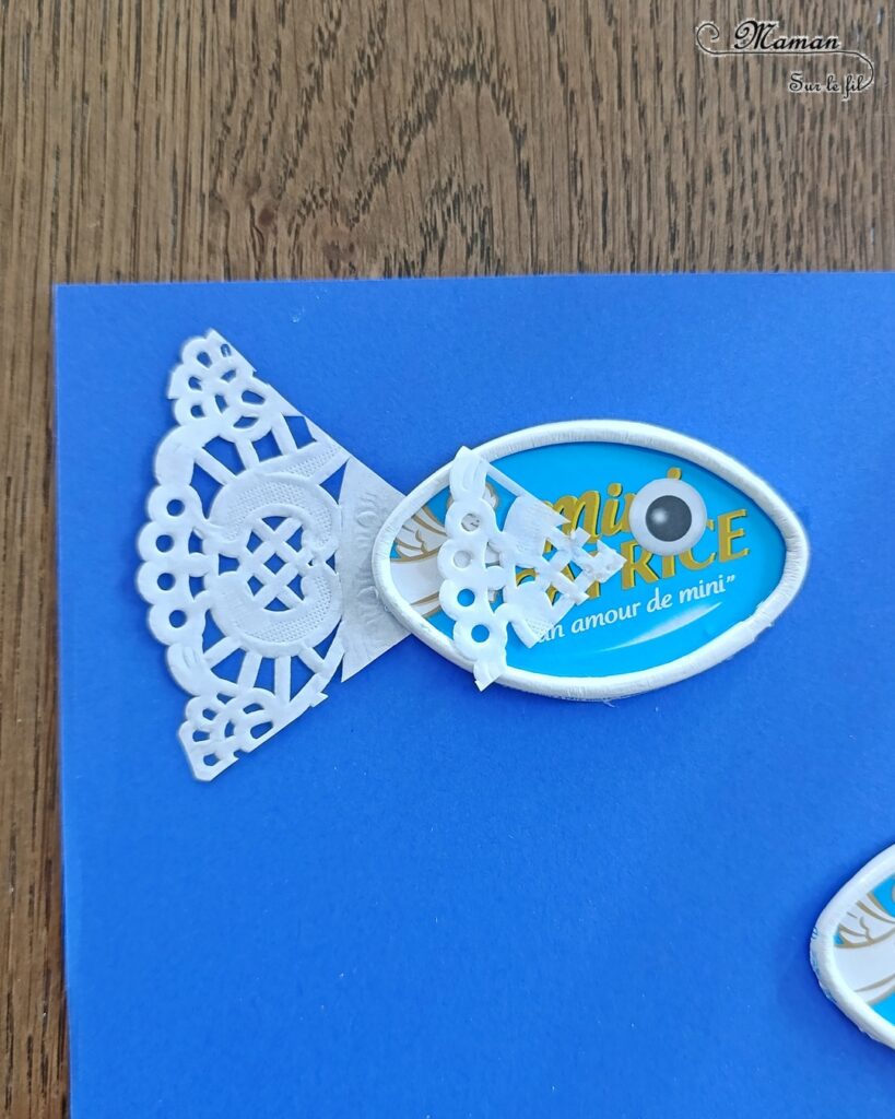 Créer des poissons en récup' de boites à fromage de type Caprice des dieux : activité créative, récup' et manuelle enfants - Recyclage et surcyclage de boites de fromage Caprice des dieux version Mini - Queue et nageoire des poissons avec des napperons - Coeurs et amour -Découpage et collage - Bricolage facile et rigolo - Gommettes Yeux - Thème poissons, animaux marins, mer, océans, été, 1er avril, amour, saint-valentin - Bricolage et décoration sympa et facile - Arts visuels maternelle et élémentaire - Cycles 1 et 2 - Créativité - tutoriel photos - mslf