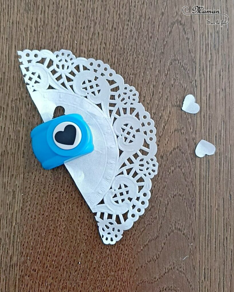 Créer des poissons en récup' de boites à fromage de type Caprice des dieux : activité créative, récup' et manuelle enfants - Recyclage et surcyclage de boites de fromage Caprice des dieux version Mini - Queue et nageoire des poissons avec des napperons - Coeurs et amour -Découpage et collage - Bricolage facile et rigolo - Gommettes Yeux - Thème poissons, animaux marins, mer, océans, été, 1er avril, amour, saint-valentin - Bricolage et décoration sympa et facile - Arts visuels maternelle et élémentaire - Cycles 1 et 2 - Créativité - tutoriel photos - mslf