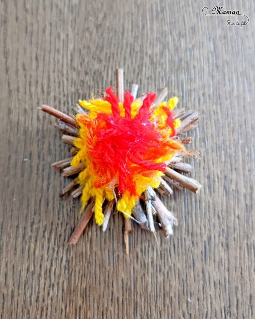 Fabriquer des enfants dans leur duvet, allongés autour d'un min feu de camp : activité créative, coloriage et manuelle enfants - Bricolage facile pour jeu d'imagination et d'imitation DIY - Coloriage aux feutres, découpage, collage - Récup' de carton - Papiers à motifs type scrapbooking, feutrine - Mini feu de camp avec petites branches et laine - Campement avec avec feu de camp - Nuit à la belle étoile en colonie - Thème camping, vacances, été, colonies, camp d'été - Bricolage et décoration sympa et facile - Arts visuels maternelle et élémentaire - Cycles 1 et 2 - Créativité - tutoriel photos - mslf