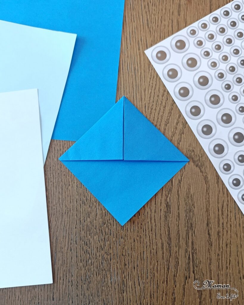 Fabriquer un marque-page Requin DIY en papier : activité créative et manuelle enfants - Pliage de papier et origami - Customisation en requin - Découpage, collage, coloriage et dessin - Cadeau à offrir Fait maison- Bricolage facile et rigolo - Thème animaux marins, océans, mer, été - Bricolage et décoration sympa et facile - Arts visuels maternelle et élémentaire - Cycles 1 et 2 - Créativité - tutoriel photos - mslf
