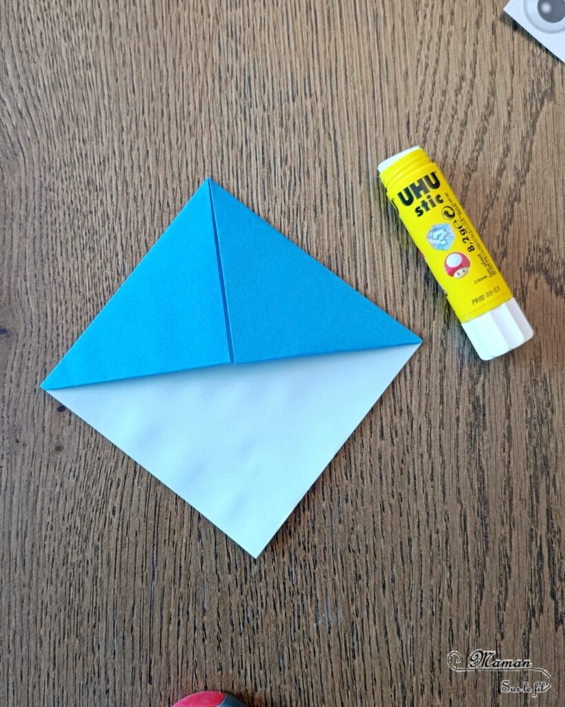 Fabriquer un marque-page Requin DIY en papier : activité créative et manuelle enfants - Pliage de papier et origami - Customisation en requin - Découpage, collage, coloriage et dessin - Cadeau à offrir Fait maison- Bricolage facile et rigolo - Thème animaux marins, océans, mer, été - Bricolage et décoration sympa et facile - Arts visuels maternelle et élémentaire - Cycles 1 et 2 - Créativité - tutoriel photos - mslf