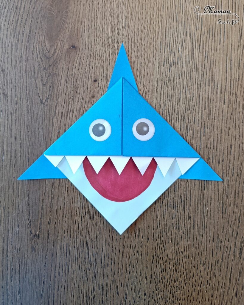 Fabriquer un marque-page Requin DIY en papier : activité créative et manuelle enfants - Pliage de papier et origami - Customisation en requin - Découpage, collage, coloriage et dessin - Cadeau à offrir Fait maison- Bricolage facile et rigolo - Thème animaux marins, océans, mer, été - Bricolage et décoration sympa et facile - Arts visuels maternelle et élémentaire - Cycles 1 et 2 - Créativité - tutoriel photos - mslf