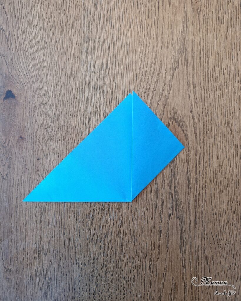 Fabriquer un marque-page Requin DIY en papier : activité créative et manuelle enfants - Pliage de papier et origami - Customisation en requin - Découpage, collage, coloriage et dessin - Cadeau à offrir Fait maison- Bricolage facile et rigolo - Thème animaux marins, océans, mer, été - Bricolage et décoration sympa et facile - Arts visuels maternelle et élémentaire - Cycles 1 et 2 - Créativité - tutoriel photos - mslf