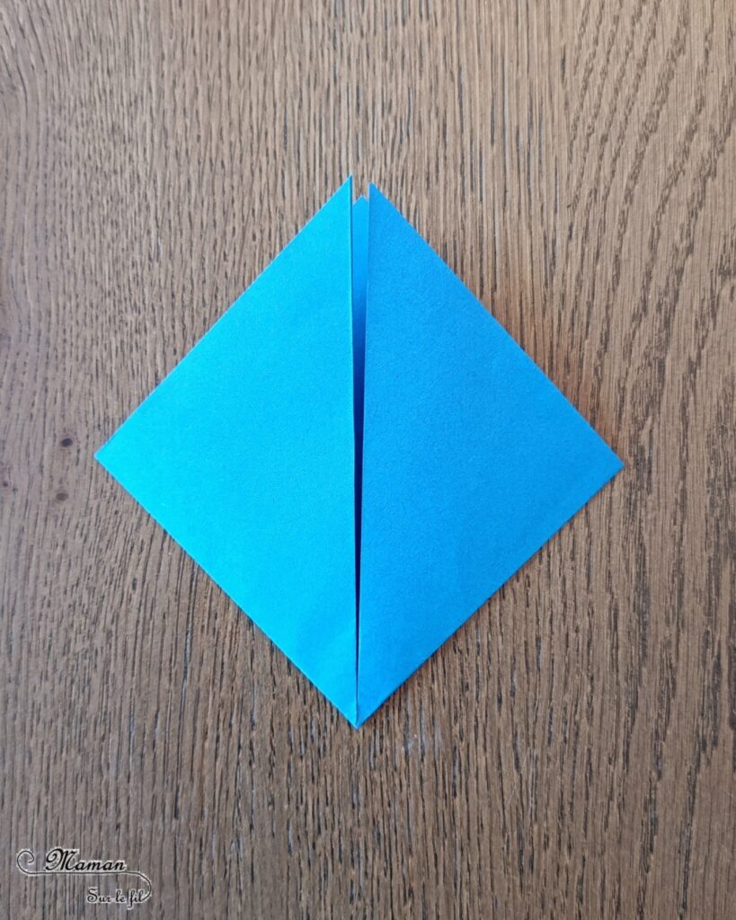 Fabriquer un marque-page Requin DIY en papier : activité créative et manuelle enfants - Pliage de papier et origami - Customisation en requin - Découpage, collage, coloriage et dessin - Cadeau à offrir Fait maison- Bricolage facile et rigolo - Thème animaux marins, océans, mer, été - Bricolage et décoration sympa et facile - Arts visuels maternelle et élémentaire - Cycles 1 et 2 - Créativité - tutoriel photos - mslf