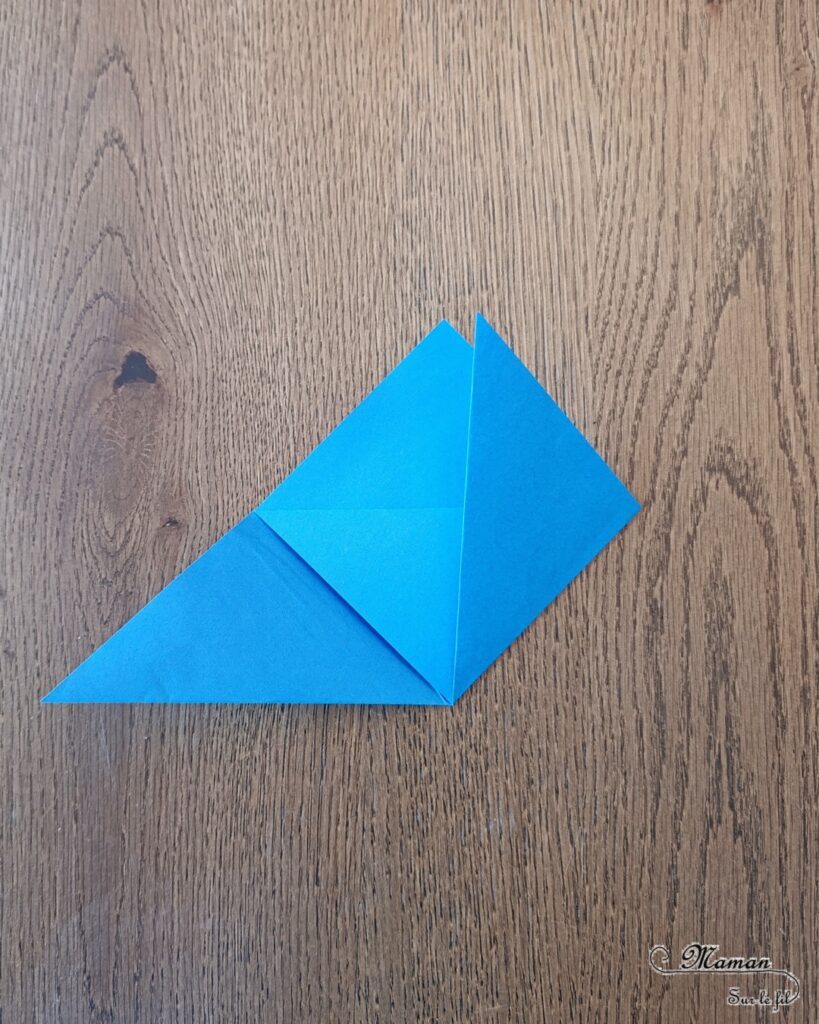 Fabriquer un marque-page Requin DIY en papier : activité créative et manuelle enfants - Pliage de papier et origami - Customisation en requin - Découpage, collage, coloriage et dessin - Cadeau à offrir Fait maison- Bricolage facile et rigolo - Thème animaux marins, océans, mer, été - Bricolage et décoration sympa et facile - Arts visuels maternelle et élémentaire - Cycles 1 et 2 - Créativité - tutoriel photos - mslf