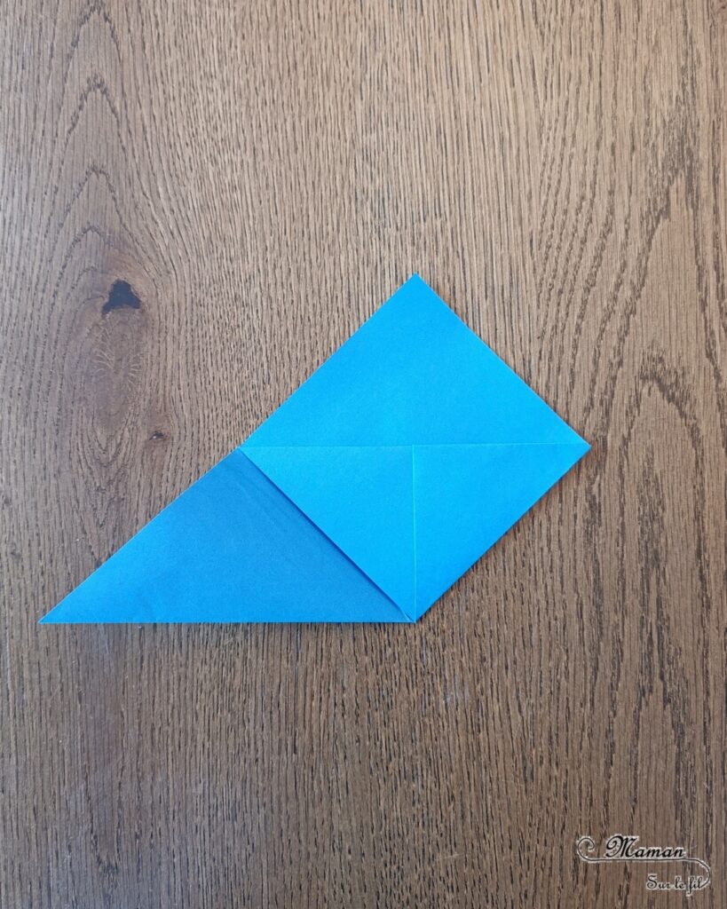 Fabriquer un marque-page Requin DIY en papier : activité créative et manuelle enfants - Pliage de papier et origami - Customisation en requin - Découpage, collage, coloriage et dessin - Cadeau à offrir Fait maison- Bricolage facile et rigolo - Thème animaux marins, océans, mer, été - Bricolage et décoration sympa et facile - Arts visuels maternelle et élémentaire - Cycles 1 et 2 - Créativité - tutoriel photos - mslf