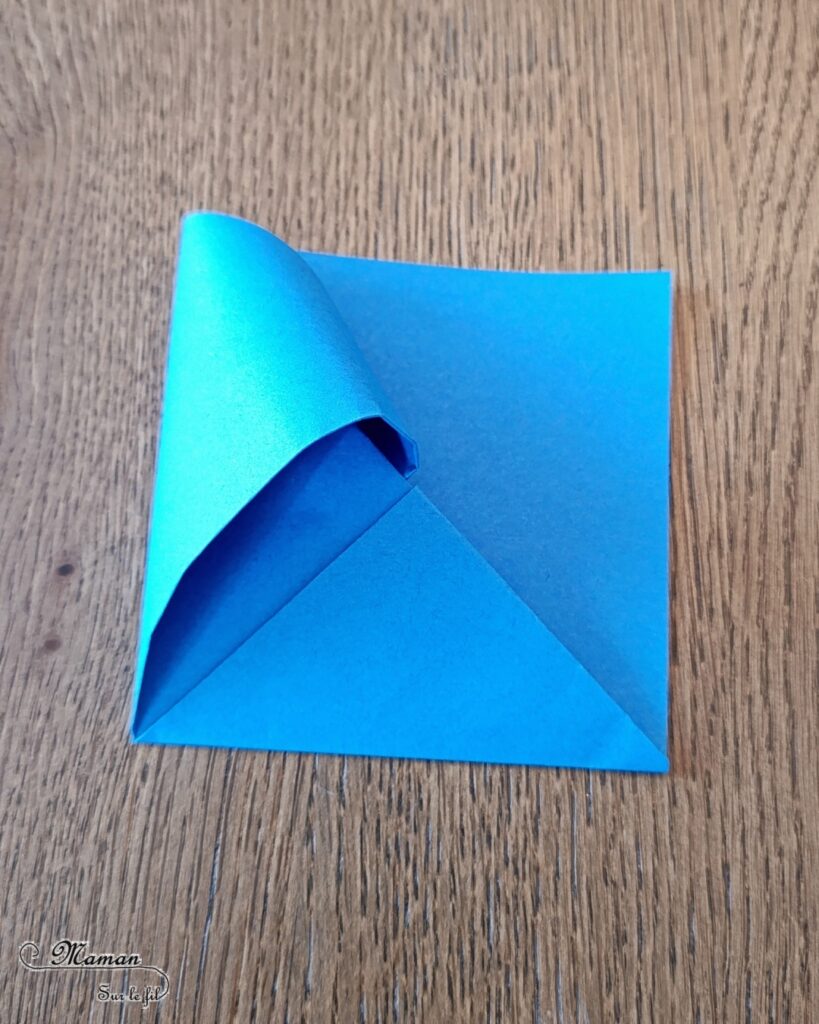 Fabriquer un marque-page Requin DIY en papier : activité créative et manuelle enfants - Pliage de papier et origami - Customisation en requin - Découpage, collage, coloriage et dessin - Cadeau à offrir Fait maison- Bricolage facile et rigolo - Thème animaux marins, océans, mer, été - Bricolage et décoration sympa et facile - Arts visuels maternelle et élémentaire - Cycles 1 et 2 - Créativité - tutoriel photos - mslf