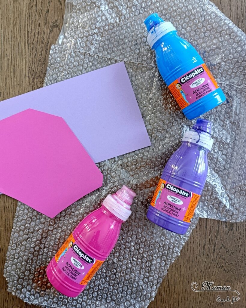 Fabriquer des méduses en papier à bulles et laine : activité créative, peinture, récup' et manuelle enfants - Recyclage et Surcyclage de papier à bulles et de chutes de laines et fils - Peinture rose, bleue, violette sur le papier à bulles - Consolidation avec du papier cartonné - Scotchage de la laine au dos - Yeux rigolos - Bricolage facile et rigolo - Thème animaux marins, océans, mer, été - Bricolage et décoration sympa et facile - Arts visuels maternelle et élémentaire - Cycles 1 et 2 - Créativité - tutoriel photos - mslf