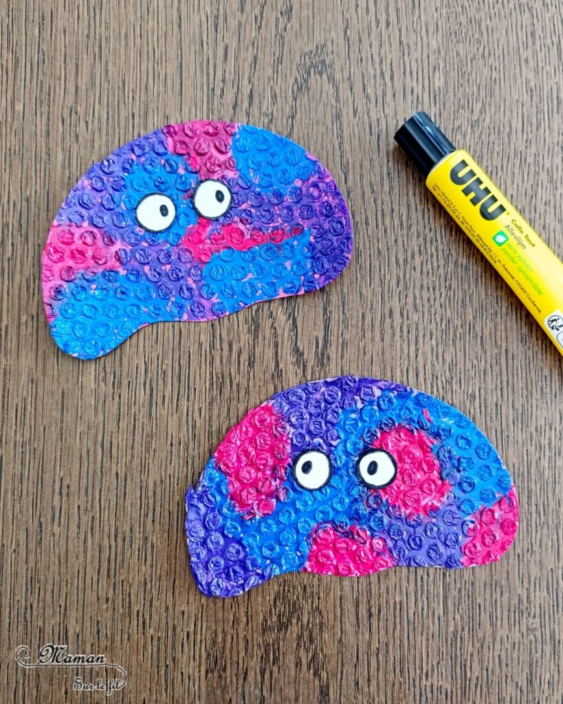 Fabriquer des méduses en papier à bulles et laine : activité créative, peinture, récup' et manuelle enfants - Recyclage et Surcyclage de papier à bulles et de chutes de laines et fils - Peinture rose, bleue, violette sur le papier à bulles - Consolidation avec du papier cartonné - Scotchage de la laine au dos - Yeux rigolos - Bricolage facile et rigolo - Thème animaux marins, océans, mer, été - Bricolage et décoration sympa et facile - Arts visuels maternelle et élémentaire - Cycles 1 et 2 - Créativité - tutoriel photos - mslf