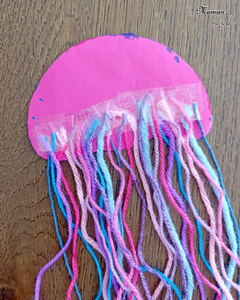 Fabriquer des méduses en papier à bulles et laine : activité créative, peinture, récup' et manuelle enfants - Recyclage et Surcyclage de papier à bulles et de chutes de laines et fils - Peinture rose, bleue, violette sur le papier à bulles - Consolidation avec du papier cartonné - Scotchage de la laine au dos - Yeux rigolos - Bricolage facile et rigolo - Thème animaux marins, océans, mer, été - Bricolage et décoration sympa et facile - Arts visuels maternelle et élémentaire - Cycles 1 et 2 - Créativité - tutoriel photos - mslf