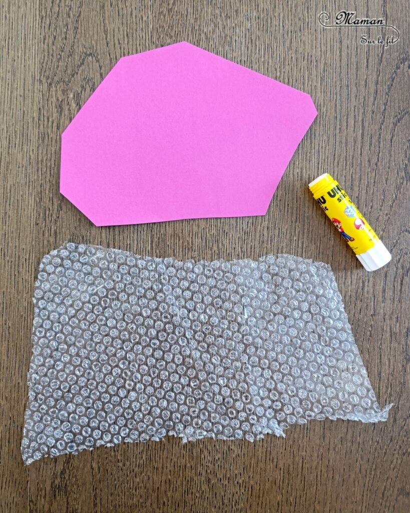 Fabriquer des méduses en papier à bulles et laine : activité créative, peinture, récup' et manuelle enfants - Recyclage et Surcyclage de papier à bulles et de chutes de laines et fils - Peinture rose, bleue, violette sur le papier à bulles - Consolidation avec du papier cartonné - Scotchage de la laine au dos - Yeux rigolos - Bricolage facile et rigolo - Thème animaux marins, océans, mer, été - Bricolage et décoration sympa et facile - Arts visuels maternelle et élémentaire - Cycles 1 et 2 - Créativité - tutoriel photos - mslf