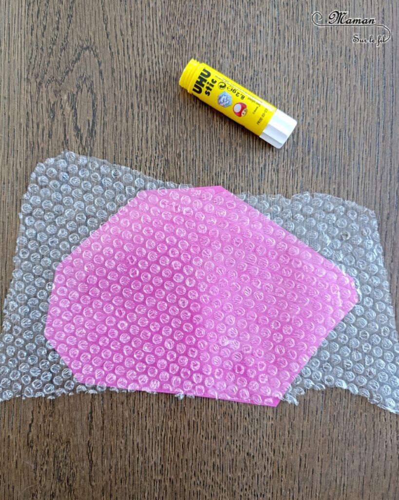 Fabriquer des méduses en papier à bulles et laine : activité créative, peinture, récup' et manuelle enfants - Recyclage et Surcyclage de papier à bulles et de chutes de laines et fils - Peinture rose, bleue, violette sur le papier à bulles - Consolidation avec du papier cartonné - Scotchage de la laine au dos - Yeux rigolos - Bricolage facile et rigolo - Thème animaux marins, océans, mer, été - Bricolage et décoration sympa et facile - Arts visuels maternelle et élémentaire - Cycles 1 et 2 - Créativité - tutoriel photos - mslf