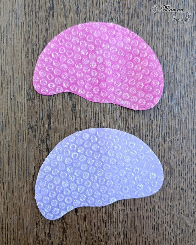Fabriquer des méduses en papier à bulles et laine : activité créative, peinture, récup' et manuelle enfants - Recyclage et Surcyclage de papier à bulles et de chutes de laines et fils - Peinture rose, bleue, violette sur le papier à bulles - Consolidation avec du papier cartonné - Scotchage de la laine au dos - Yeux rigolos - Bricolage facile et rigolo - Thème animaux marins, océans, mer, été - Bricolage et décoration sympa et facile - Arts visuels maternelle et élémentaire - Cycles 1 et 2 - Créativité - tutoriel photos - mslf