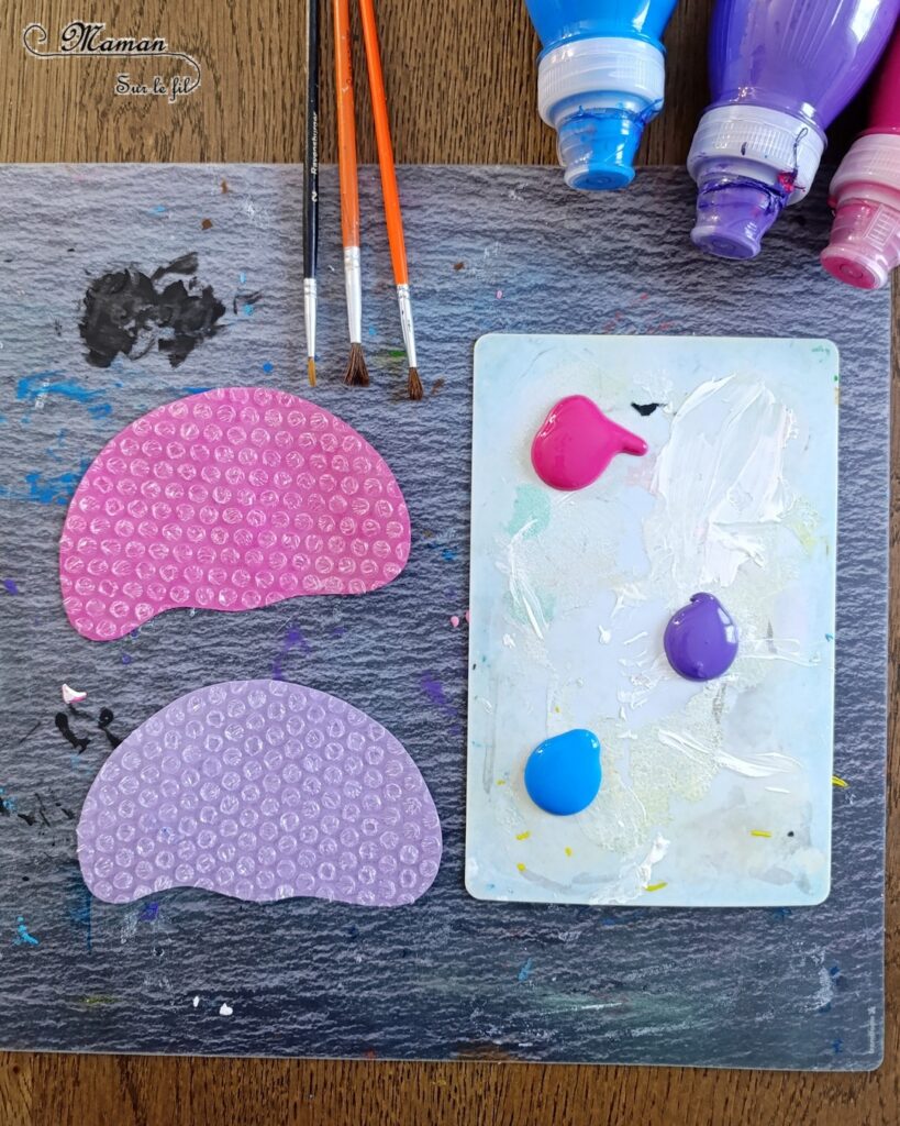 Fabriquer des méduses en papier à bulles et laine : activité créative, peinture, récup' et manuelle enfants - Recyclage et Surcyclage de papier à bulles et de chutes de laines et fils - Peinture rose, bleue, violette sur le papier à bulles - Consolidation avec du papier cartonné - Scotchage de la laine au dos - Yeux rigolos - Bricolage facile et rigolo - Thème animaux marins, océans, mer, été - Bricolage et décoration sympa et facile - Arts visuels maternelle et élémentaire - Cycles 1 et 2 - Créativité - tutoriel photos - mslf