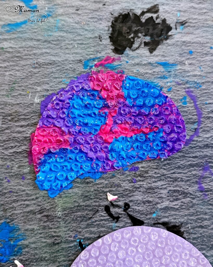 Fabriquer des méduses en papier à bulles et laine : activité créative, peinture, récup' et manuelle enfants - Recyclage et Surcyclage de papier à bulles et de chutes de laines et fils - Peinture rose, bleue, violette sur le papier à bulles - Consolidation avec du papier cartonné - Scotchage de la laine au dos - Yeux rigolos - Bricolage facile et rigolo - Thème animaux marins, océans, mer, été - Bricolage et décoration sympa et facile - Arts visuels maternelle et élémentaire - Cycles 1 et 2 - Créativité - tutoriel photos - mslf