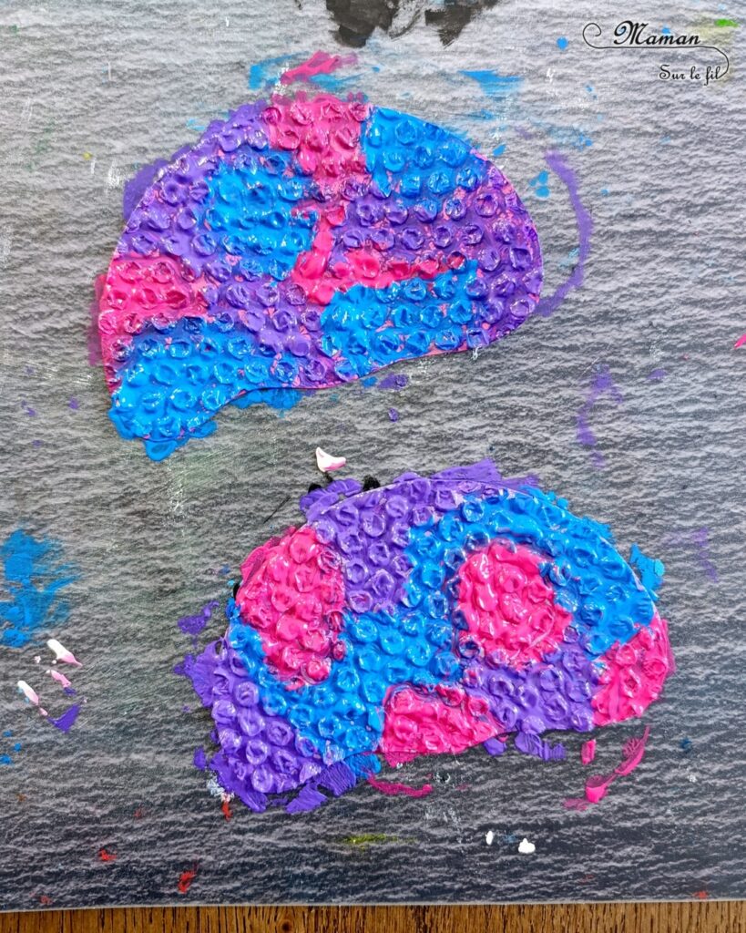 Fabriquer des méduses en papier à bulles et laine : activité créative, peinture, récup' et manuelle enfants - Recyclage et Surcyclage de papier à bulles et de chutes de laines et fils - Peinture rose, bleue, violette sur le papier à bulles - Consolidation avec du papier cartonné - Scotchage de la laine au dos - Yeux rigolos - Bricolage facile et rigolo - Thème animaux marins, océans, mer, été - Bricolage et décoration sympa et facile - Arts visuels maternelle et élémentaire - Cycles 1 et 2 - Créativité - tutoriel photos - mslf