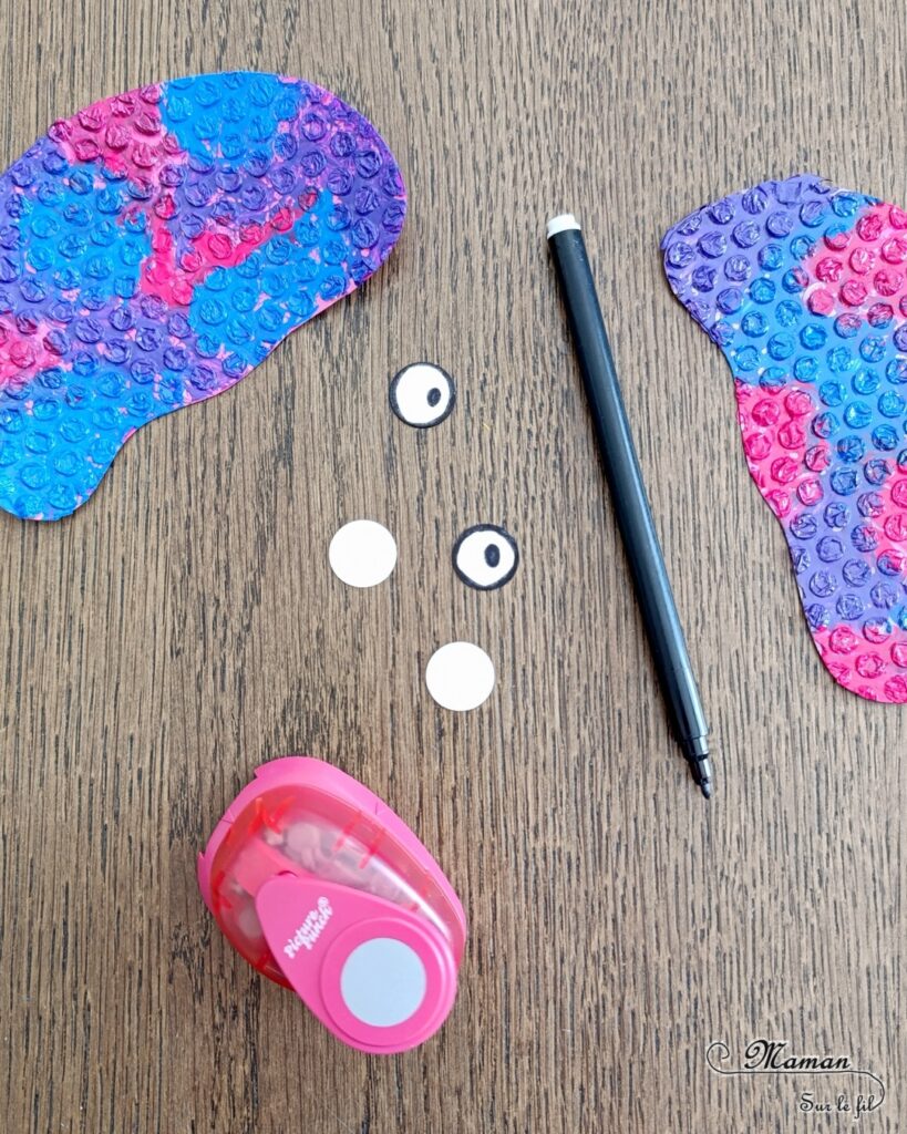Fabriquer des méduses en papier à bulles et laine : activité créative, peinture, récup' et manuelle enfants - Recyclage et Surcyclage de papier à bulles et de chutes de laines et fils - Peinture rose, bleue, violette sur le papier à bulles - Consolidation avec du papier cartonné - Scotchage de la laine au dos - Yeux rigolos - Bricolage facile et rigolo - Thème animaux marins, océans, mer, été - Bricolage et décoration sympa et facile - Arts visuels maternelle et élémentaire - Cycles 1 et 2 - Créativité - tutoriel photos - mslf