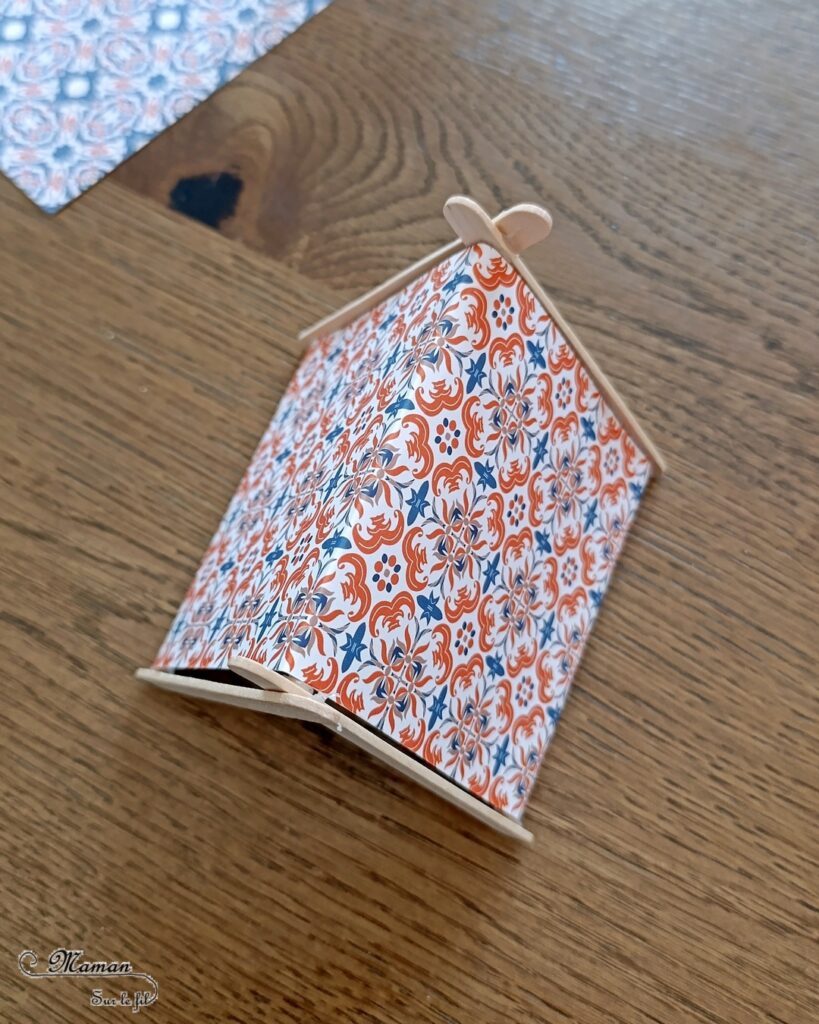 Fabriquer des mini tentes en récup' et papier : activité créative, recyclage et manuelle enfants - Surcyclage de bâtonnets de glace en bois - Bricolage facile pour jeu DIY (pour figurines, poupées, Playmobil... - Découpage, collage de papier - Campement avec deux tentes, un lac, un plan d'eau et un feu de camp (bougie) - Thème camping, vacances, été, colonies, camp d'été - Bricolage et décoration sympa et facile - Arts visuels maternelle et élémentaire - Cycles 1 et 2 - Créativité - tutoriel photos - mslf