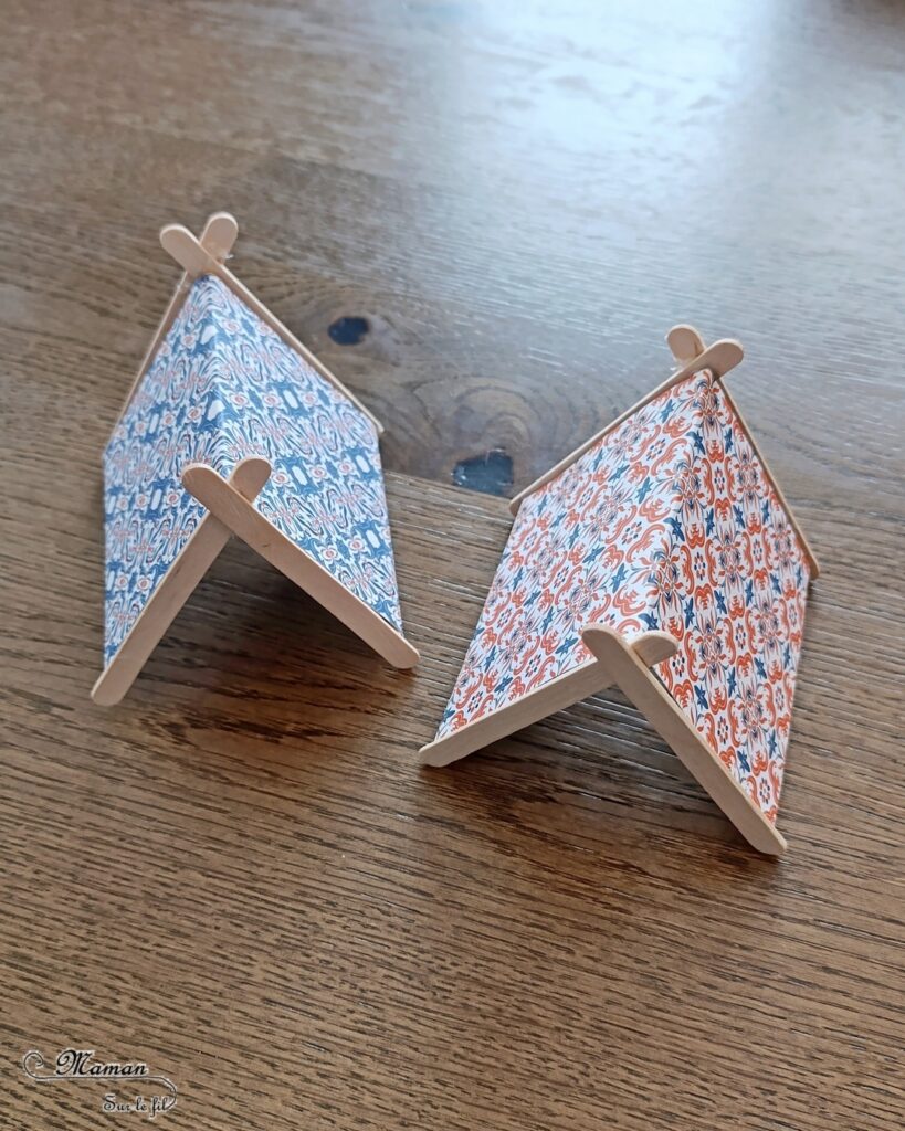Fabriquer des mini tentes en récup' et papier : activité créative, recyclage et manuelle enfants - Surcyclage de bâtonnets de glace en bois - Bricolage facile pour jeu DIY (pour figurines, poupées, Playmobil... - Découpage, collage de papier - Campement avec deux tentes, un lac, un plan d'eau et un feu de camp (bougie) - Thème camping, vacances, été, colonies, camp d'été - Bricolage et décoration sympa et facile - Arts visuels maternelle et élémentaire - Cycles 1 et 2 - Créativité - tutoriel photos - mslf