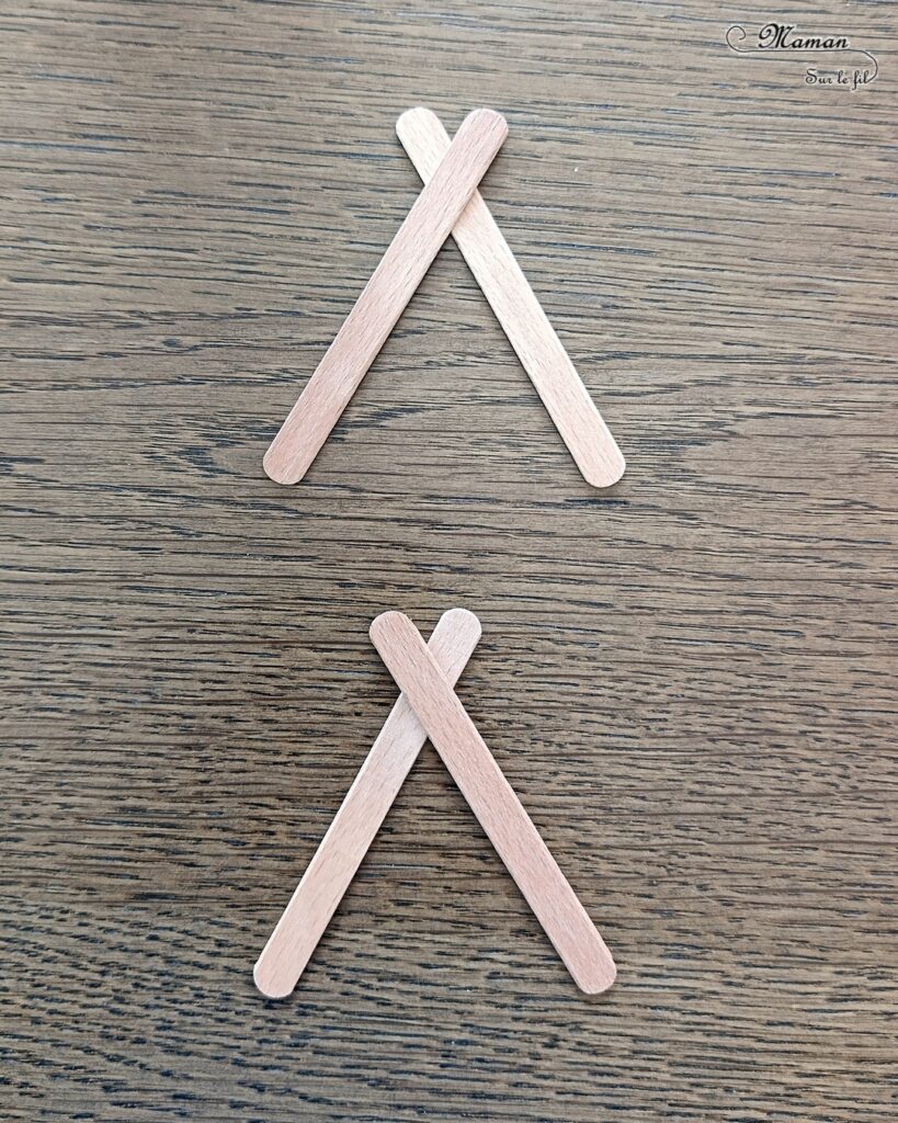 Fabriquer des mini tentes en récup' et papier : activité créative, recyclage et manuelle enfants - Surcyclage de bâtonnets de glace en bois - Bricolage facile pour jeu DIY (pour figurines, poupées, Playmobil... - Découpage, collage de papier - Campement avec deux tentes, un lac, un plan d'eau et un feu de camp (bougie) - Thème camping, vacances, été, colonies, camp d'été - Bricolage et décoration sympa et facile - Arts visuels maternelle et élémentaire - Cycles 1 et 2 - Créativité - tutoriel photos - mslf
