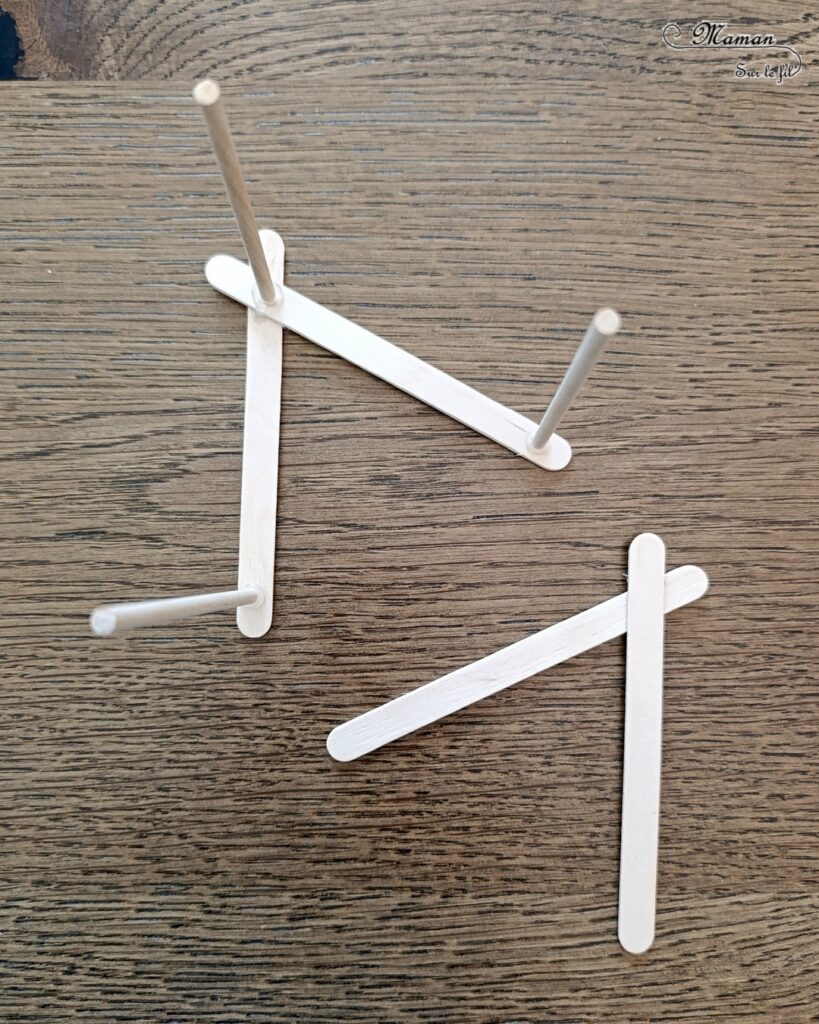 Fabriquer des mini tentes en récup' et papier : activité créative, recyclage et manuelle enfants - Surcyclage de bâtonnets de glace en bois - Bricolage facile pour jeu DIY (pour figurines, poupées, Playmobil... - Découpage, collage de papier - Campement avec deux tentes, un lac, un plan d'eau et un feu de camp (bougie) - Thème camping, vacances, été, colonies, camp d'été - Bricolage et décoration sympa et facile - Arts visuels maternelle et élémentaire - Cycles 1 et 2 - Créativité - tutoriel photos - mslf