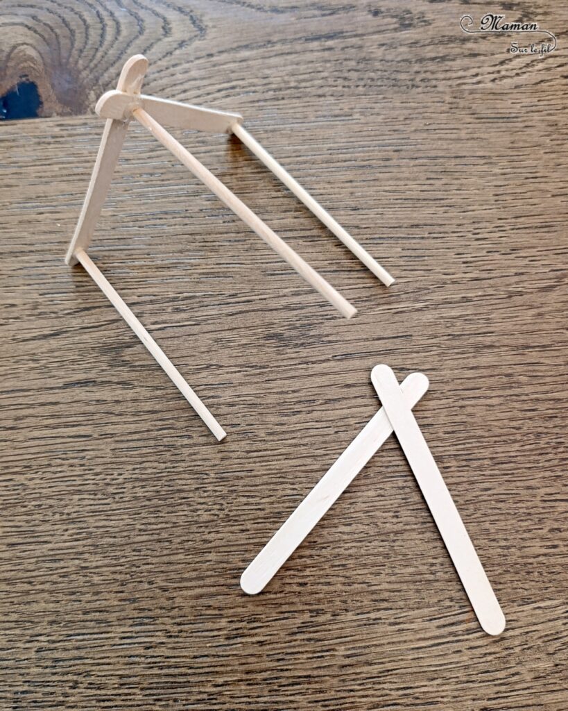 Fabriquer des mini tentes en récup' et papier : activité créative, recyclage et manuelle enfants - Surcyclage de bâtonnets de glace en bois - Bricolage facile pour jeu DIY (pour figurines, poupées, Playmobil... - Découpage, collage de papier - Campement avec deux tentes, un lac, un plan d'eau et un feu de camp (bougie) - Thème camping, vacances, été, colonies, camp d'été - Bricolage et décoration sympa et facile - Arts visuels maternelle et élémentaire - Cycles 1 et 2 - Créativité - tutoriel photos - mslf