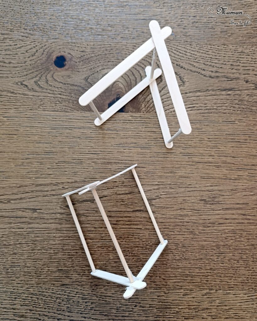 Fabriquer des mini tentes en récup' et papier : activité créative, recyclage et manuelle enfants - Surcyclage de bâtonnets de glace en bois - Bricolage facile pour jeu DIY (pour figurines, poupées, Playmobil... - Découpage, collage de papier - Campement avec deux tentes, un lac, un plan d'eau et un feu de camp (bougie) - Thème camping, vacances, été, colonies, camp d'été - Bricolage et décoration sympa et facile - Arts visuels maternelle et élémentaire - Cycles 1 et 2 - Créativité - tutoriel photos - mslf