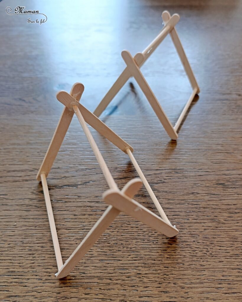 Fabriquer des mini tentes en récup' et papier : activité créative, recyclage et manuelle enfants - Surcyclage de bâtonnets de glace en bois - Bricolage facile pour jeu DIY (pour figurines, poupées, Playmobil... - Découpage, collage de papier - Campement avec deux tentes, un lac, un plan d'eau et un feu de camp (bougie) - Thème camping, vacances, été, colonies, camp d'été - Bricolage et décoration sympa et facile - Arts visuels maternelle et élémentaire - Cycles 1 et 2 - Créativité - tutoriel photos - mslf