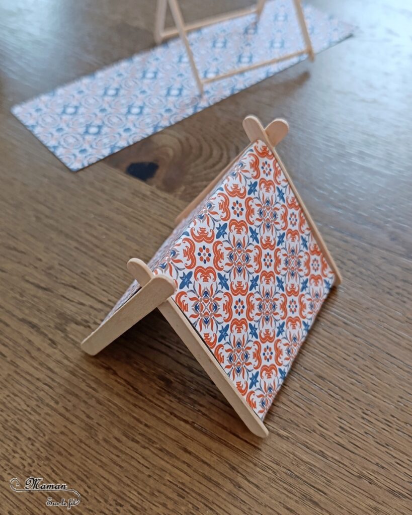 Fabriquer des mini tentes en récup' et papier : activité créative, recyclage et manuelle enfants - Surcyclage de bâtonnets de glace en bois - Bricolage facile pour jeu DIY (pour figurines, poupées, Playmobil... - Découpage, collage de papier - Campement avec deux tentes, un lac, un plan d'eau et un feu de camp (bougie) - Thème camping, vacances, été, colonies, camp d'été - Bricolage et décoration sympa et facile - Arts visuels maternelle et élémentaire - Cycles 1 et 2 - Créativité - tutoriel photos - mslf