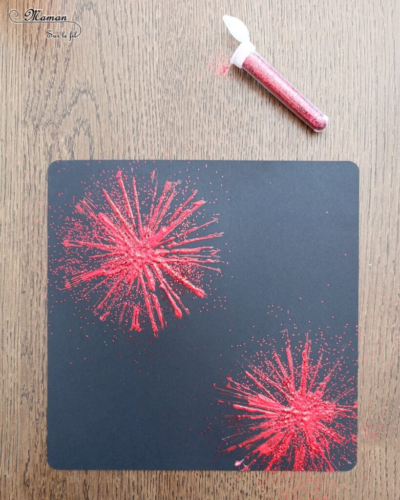 Peindre un feu d'artifice pour le 14 juillet avec des pailles et des paillettes : activité créative, peinture et manuelle enfants - Technique de la paille découpée en plusieurs bandes pour peindre les feux d'artifice - Couleurs bleu, blanc et rouge pour la fête nationale - Paillettes pour le côté brillant - Thème feu d'artifice, 14 juillet, fête nationale, drapeau français - Bricolage et décoration sympa et facile - Arts visuels maternelle et élémentaire - Cycles 1 et 2 - Créativité - tutoriel photos - mslf