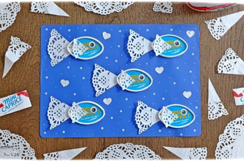 Créer des poissons en récup' de boites à fromage de type Caprice des dieux : activité créative, récup' et manuelle enfants - Recyclage et surcyclage de boites de fromage Caprice des dieux version Mini - Queue et nageoire des poissons avec des napperons - Coeurs et amour -Découpage et collage - Bricolage facile et rigolo - Gommettes Yeux - Thème poissons, animaux marins, mer, océans, été, 1er avril, amour, saint-valentin - Bricolage et décoration sympa et facile - Arts visuels maternelle et élémentaire - Cycles 1 et 2 - Créativité - tutoriel photos - mslf