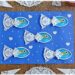 Créer des poissons en récup' de boites à fromage de type Caprice des dieux : activité créative, récup' et manuelle enfants - Recyclage et surcyclage de boites de fromage Caprice des dieux version Mini - Queue et nageoire des poissons avec des napperons - Coeurs et amour -Découpage et collage - Bricolage facile et rigolo - Gommettes Yeux - Thème poissons, animaux marins, mer, océans, été, 1er avril, amour, saint-valentin - Bricolage et décoration sympa et facile - Arts visuels maternelle et élémentaire - Cycles 1 et 2 - Créativité - tutoriel photos - mslf