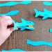 Fabriquer un requin Pince à linge et son petit poisson caché dans sa bouche : activité créative, rigolote et manuelle enfants - Découpage, collage, dessin - Pince à linge pour ouvrir la bouche du requin et faire apparaître un petit poisson - Muscler les petits doigts, motricité fine - Bricolage facile et rigolo - Thème animaux marins, océans, mer, été - Bricolage et décoration sympa et facile - Arts visuels maternelle et élémentaire - Cycles 1 et 2 - Créativité - tutoriel photos et vidéo - mslf