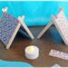 Fabriquer des mini tentes en récup' et papier : activité créative, recyclage et manuelle enfants - Surcyclage de bâtonnets de glace en bois - Bricolage facile pour jeu DIY (pour figurines, poupées, Playmobil... - Découpage, collage de papier - Campement avec deux tentes, un lac, un plan d'eau et un feu de camp (bougie) - Thème camping, vacances, été, colonies, camp d'été - Bricolage et décoration sympa et facile - Arts visuels maternelle et élémentaire - Cycles 1 et 2 - Créativité - tutoriel photos - mslf