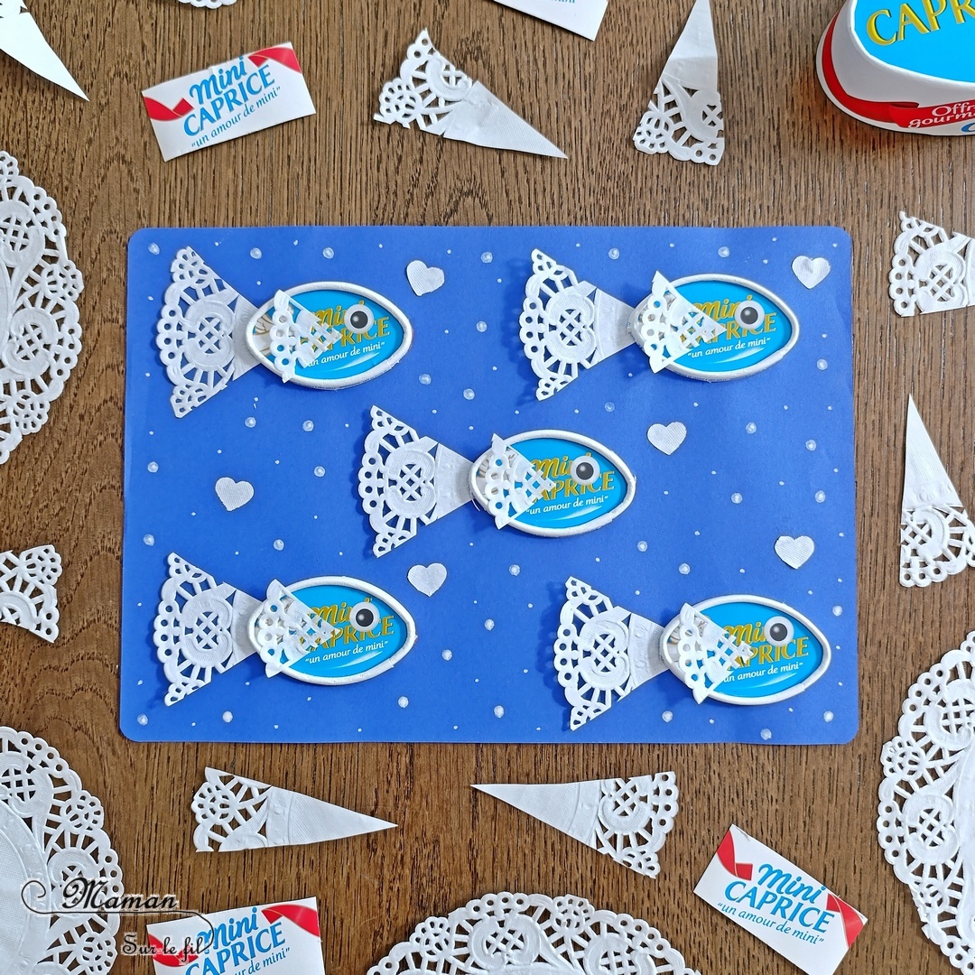 Créer des poissons en récup' de boites à fromage de type Caprice des dieux : activité créative, récup' et manuelle enfants - Recyclage et surcyclage de boites de fromage Caprice des dieux version Mini - Queue et nageoire des poissons avec des napperons - Coeurs et amour -Découpage et collage - Bricolage facile et rigolo - Gommettes Yeux - Thème poissons, animaux marins, mer, océans, été, 1er avril, amour, saint-valentin - Bricolage et décoration sympa et facile - Arts visuels maternelle et élémentaire - Cycles 1 et 2 - Créativité - tutoriel photos - mslf