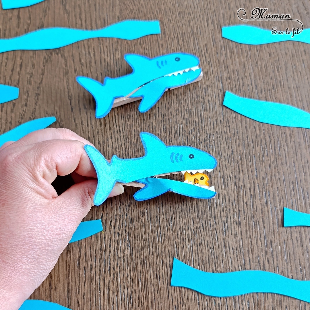 Fabriquer un requin Pince à linge et son petit poisson caché dans sa bouche : activité créative, rigolote et manuelle enfants - Découpage, collage, dessin - Pince à linge pour ouvrir la bouche du requin et faire apparaître un petit poisson - Muscler les petits doigts, motricité fine - Bricolage facile et rigolo - Thème animaux marins, océans, mer, été - Bricolage et décoration sympa et facile - Arts visuels maternelle et élémentaire - Cycles 1 et 2 - Créativité - tutoriel photos et vidéo - mslf