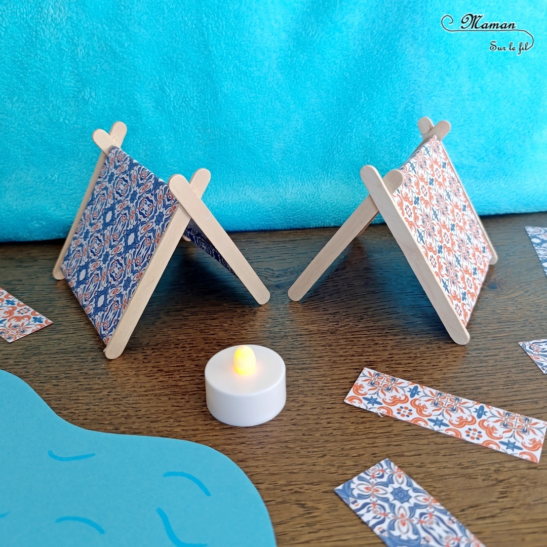 Fabriquer des mini tentes en récup' et papier : activité créative, recyclage et manuelle enfants - Surcyclage de bâtonnets de glace en bois - Bricolage facile pour jeu DIY (pour figurines, poupées, Playmobil... - Découpage, collage de papier - Campement avec deux tentes, un lac, un plan d'eau et un feu de camp (bougie) - Thème camping, vacances, été, colonies, camp d'été - Bricolage et décoration sympa et facile - Arts visuels maternelle et élémentaire - Cycles 1 et 2 - Créativité - tutoriel photos - mslf
