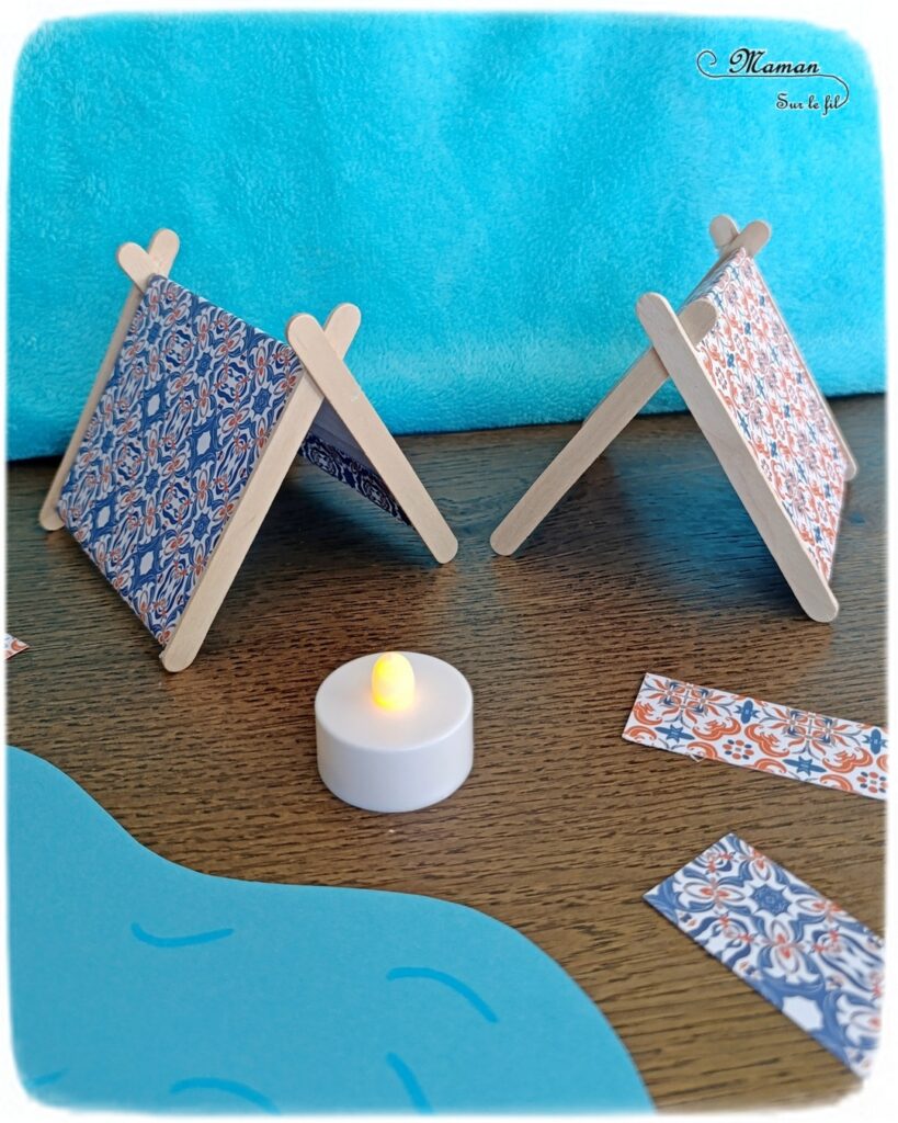 Fabriquer des mini tentes en récup' et papier : activité créative, recyclage et manuelle enfants - Surcyclage de bâtonnets de glace en bois - Bricolage facile pour jeu DIY (pour figurines, poupées, Playmobil... - Découpage, collage de papier - Campement avec deux tentes, un lac, un plan d'eau et un feu de camp (bougie) - Thème camping, vacances, été, colonies, camp d'été - Bricolage et décoration sympa et facile - Arts visuels maternelle et élémentaire - Cycles 1 et 2 - Créativité - tutoriel photos - mslf