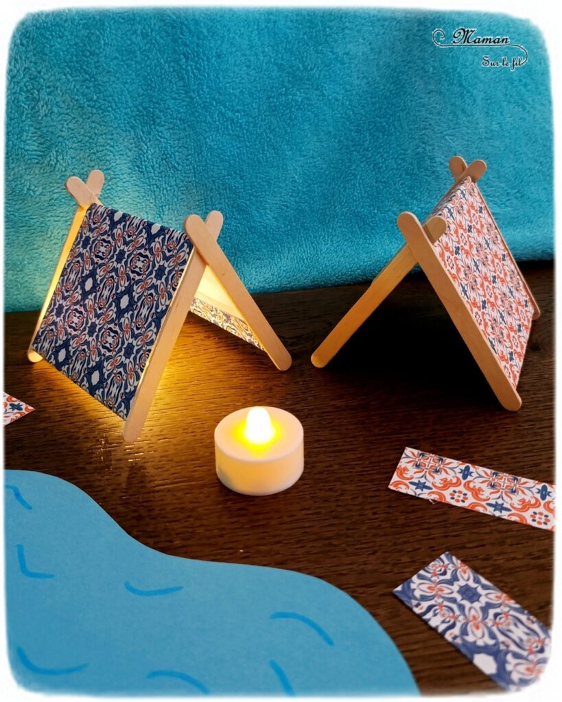 Fabriquer des mini tentes en récup' et papier : activité créative, recyclage et manuelle enfants - Surcyclage de bâtonnets de glace en bois - Bricolage facile pour jeu DIY (pour figurines, poupées, Playmobil... - Découpage, collage de papier - Campement avec deux tentes, un lac, un plan d'eau et un feu de camp (bougie) - Thème camping, vacances, été, colonies, camp d'été - Bricolage et décoration sympa et facile - Arts visuels maternelle et élémentaire - Cycles 1 et 2 - Créativité - tutoriel photos - mslf