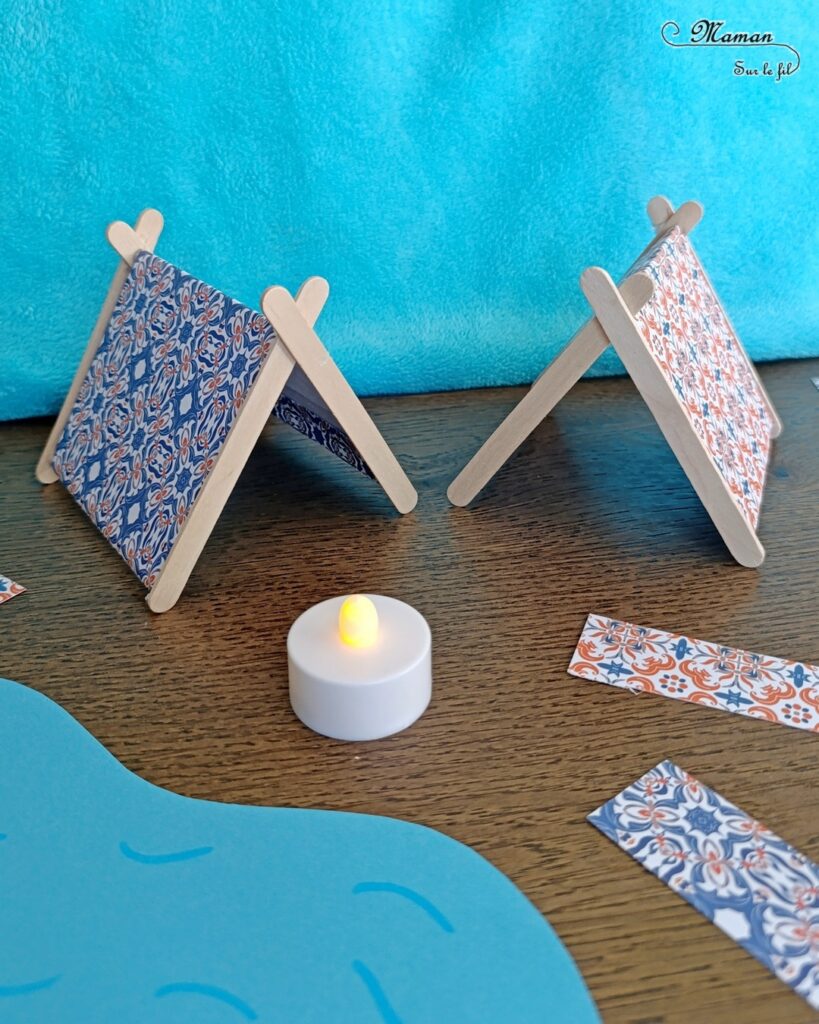 Fabriquer des mini tentes en récup' et papier : activité créative, recyclage et manuelle enfants - Surcyclage de bâtonnets de glace en bois - Bricolage facile pour jeu DIY (pour figurines, poupées, Playmobil... - Découpage, collage de papier - Campement avec deux tentes, un lac, un plan d'eau et un feu de camp (bougie) - Thème camping, vacances, été, colonies, camp d'été - Bricolage et décoration sympa et facile - Arts visuels maternelle et élémentaire - Cycles 1 et 2 - Créativité - tutoriel photos - mslf