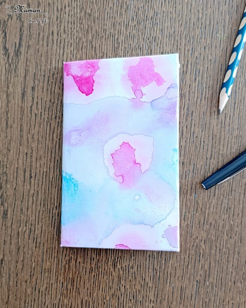 Créer la couverture d'un petit cahier pour la rentrée : activité créative, peinture et manuelle enfants - Customiser un petit carnet - Peinture avec eau, aquarelle, dessin, graphismes - Personnaliser son matériel scolaire, de classe - Bricolage DIY facile et rapide - Thème école, rentrée scolaire, matériel, cahiers - Bricolage et décoration sympa et facile - Arts visuels maternelle et élémentaire - Cycles 1 et 2 - Créativité - tutoriel photos - mslf