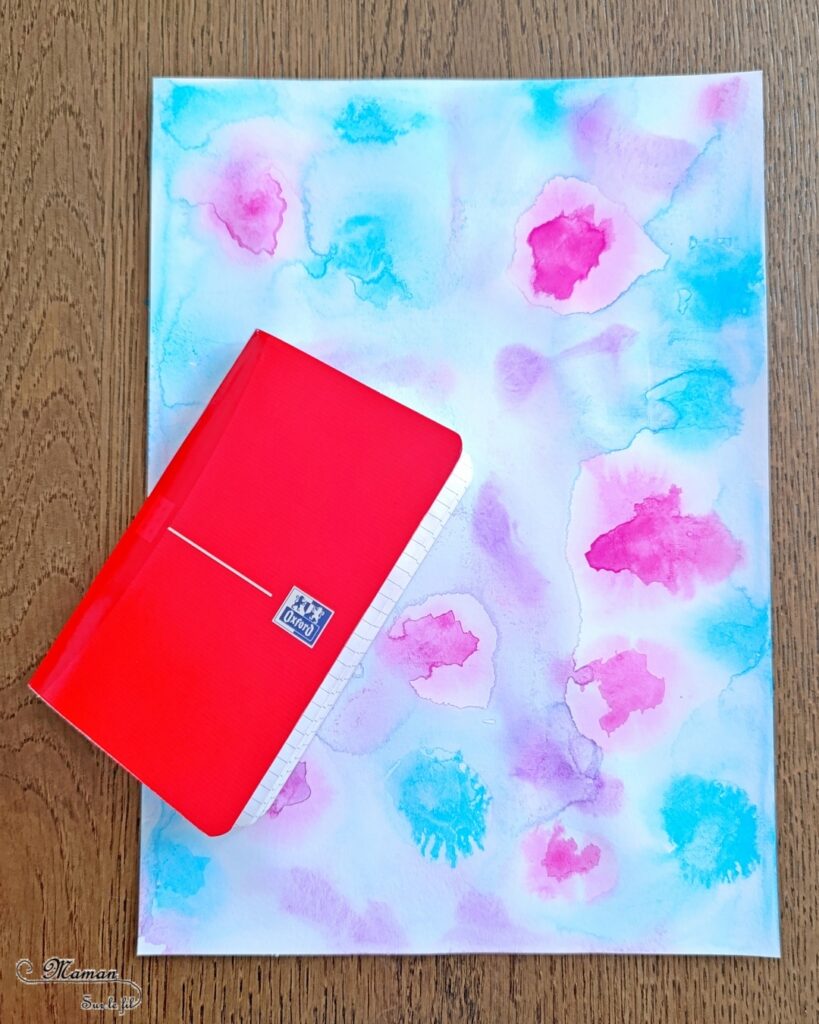 Créer la couverture d'un petit cahier pour la rentrée : activité créative, peinture et manuelle enfants - Customiser un petit carnet - Peinture avec eau, aquarelle, dessin, graphismes - Personnaliser son matériel scolaire, de classe - Bricolage DIY facile et rapide - Thème école, rentrée scolaire, matériel, cahiers - Bricolage et décoration sympa et facile - Arts visuels maternelle et élémentaire - Cycles 1 et 2 - Créativité - tutoriel photos - mslf